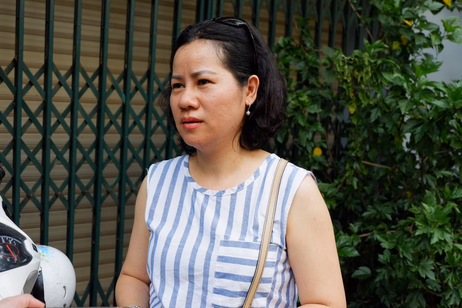 Cô Hiền - phụ huynh học sinh cho biết: “Theo nhận định của cô thì điểm chuẩn năm nay có thể sẽ tăng so với mọi năm nhưng tăng bao nhiêu sẽ phụ thuộc vào môn Toán. Hai môn Văn và Ngoại ngữ được các thí sinh nhận xét dễ. Con cô không có năng khiếu văn nên văn chỉ làm gọi là ổn nhưng môn Tiếng Anh thì làm bài xong thừa rất nhiều thời gian. Cô và gia đình không đặt áp lực cho con vì tin là con biết sức của mình đến đâu để cố gắng”.