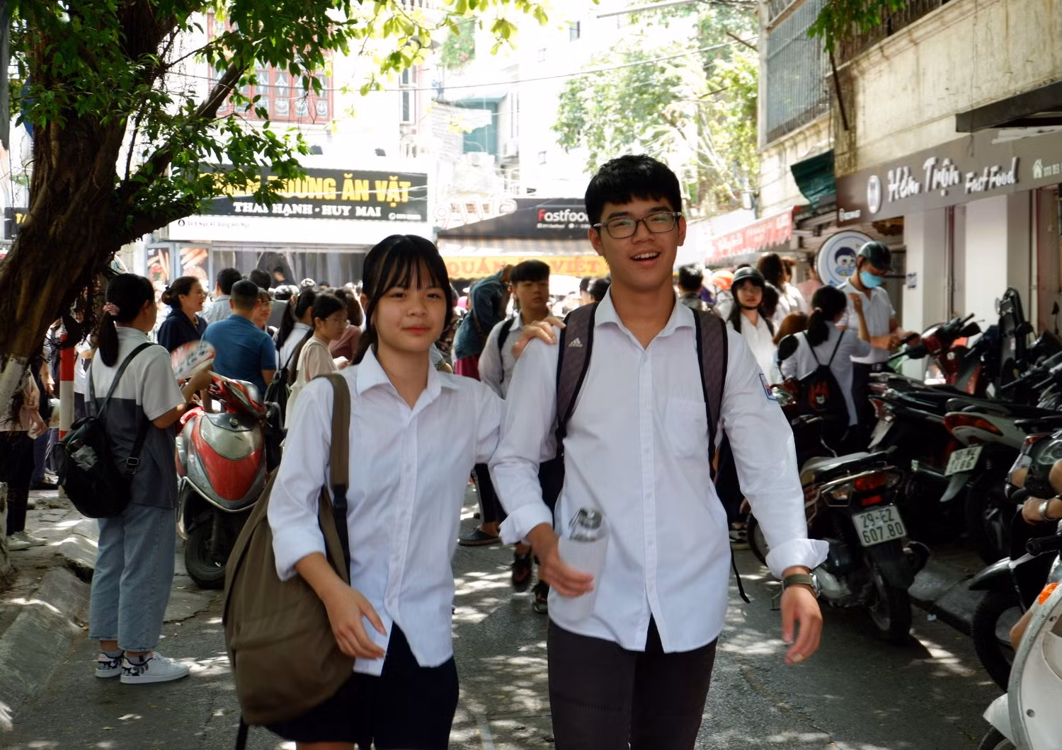 Các thí sinh phấn khởi vì đã hoàn thành kỳ thi vào lớp 10.