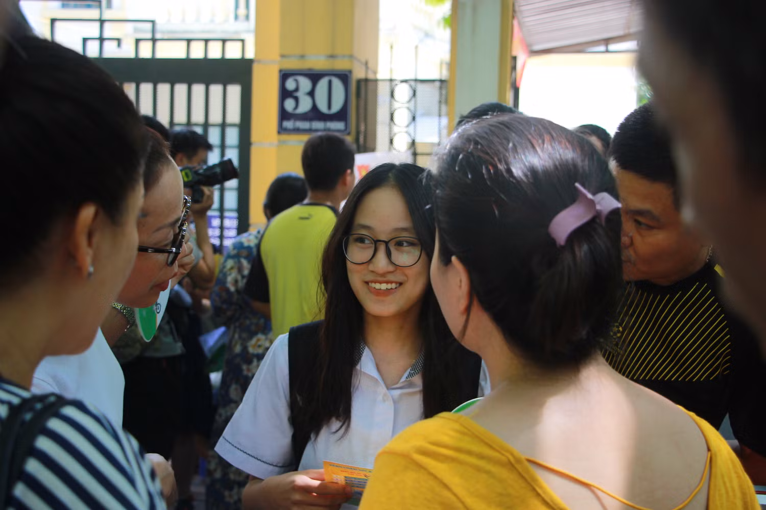 Thí sinh ra sớm được nhiều phụ huynh vây kín hỏi. Ảnh: Nguyễn Huyền