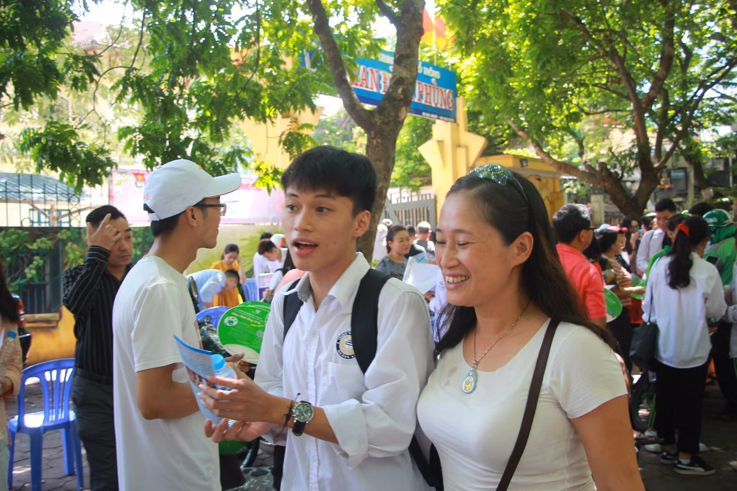 Phụ huynh và thí sinh đều vui mừng vì bài thi làm tốt. Ảnh: Đình Cảnh