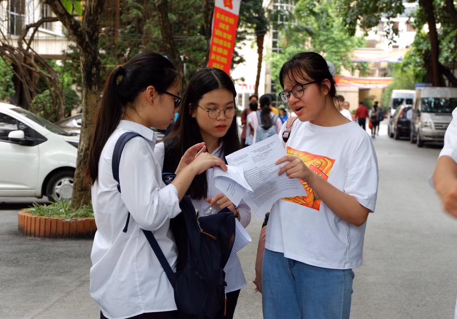 Các thí sinh thoải mái trao đổi đáp án sau khi bước khỏi phòng thi. Ảnh: Quỳnh Trang