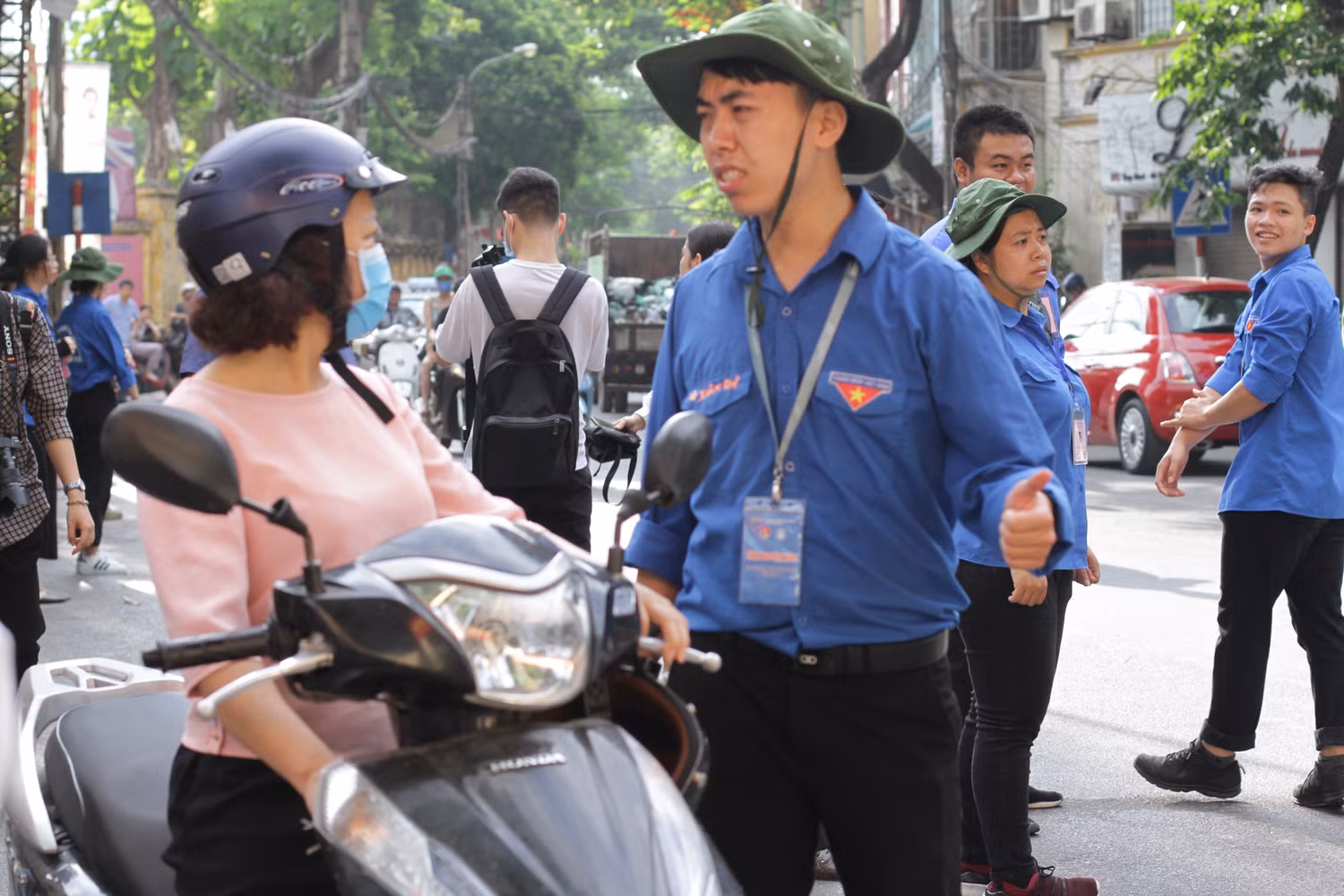 Thanh niên tình nguyện hướng dẫn giao thông tại các điểm thi.
