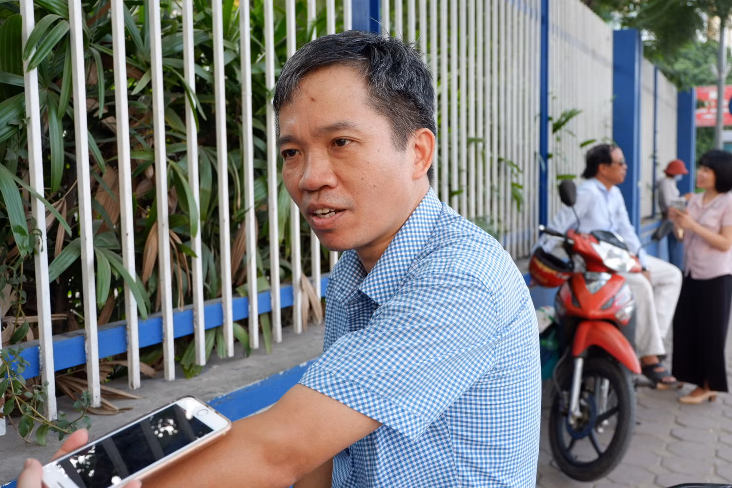 Anh Nguyễn Văn Diễn có con thi vào lớp 10 chuyên Toán Trường Trung học phổ thông Hà Nội - Amsterdam chia sẻ, ngoài giờ học trên trường, em tự học ở nhà là chính, không đi học thêm bên ngoài mà thường lên mạng tìm kiếm đề để tự làm, giáo trình tự ôn tập. Em có niềm đam mê môn toán từ năm lớp 6 nên bên cạnh Trường Trung học phổ thông Chuyên Hà Nội-Amsterdam, em còn thi vào chuyên Toán Trường Trung học phổ thông Chuyên Khoa học tự nhiên. Gia đình luôn ủng hộ em và không đặt bất kì áp lực nào cả. Việc ôn thi đã quá vất vả rồi nên gia đình muốn em có tâm trạng thoải mái nhất. "Dù kết quả thế nào bố mẹ vẫn ủng hộ con”, vị phụ huynh này nhắn nhủ tới con mình.