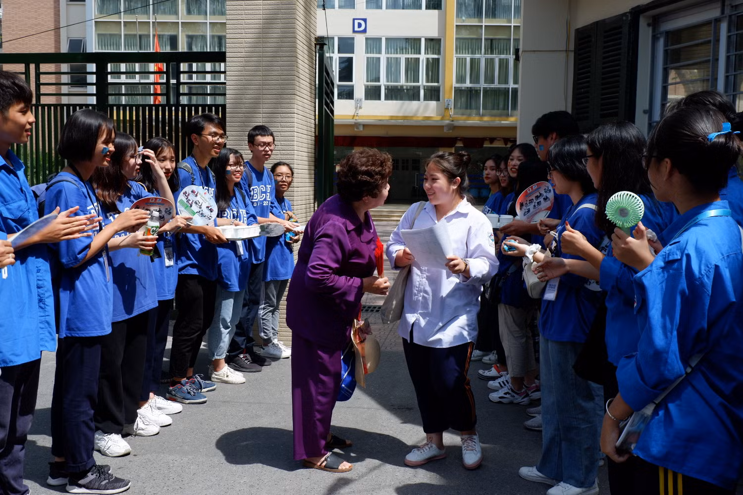 Ngay khi thí sinh rời khỏi phòng thi đã nhận được sự quan tâm, hỏi han của nhiều người.