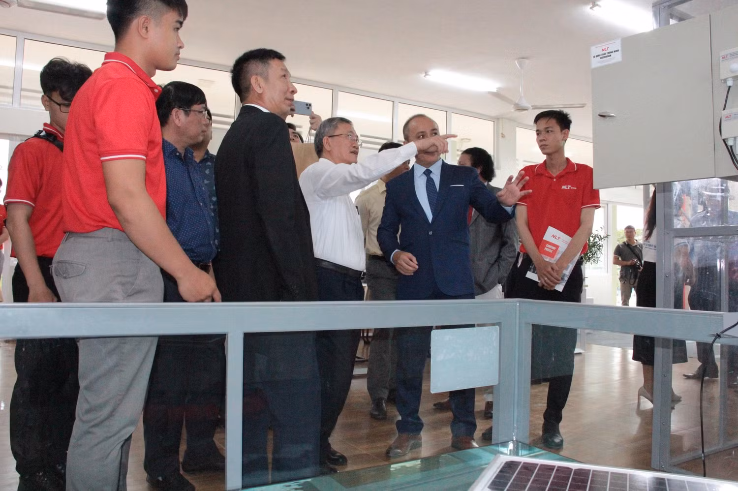 Lãnh đạo Sở Thông tin và Truyền thông Đà Nẵng cùng đại diện Đại học Đà Nẵng tham quan phòng nghiên cứu và đào tạo thực hành chuyển đổi số. Ảnh: AN