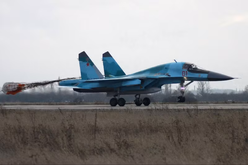 Chiếc Su-34 số 01 hạ cánh tại sân bay Voronezh