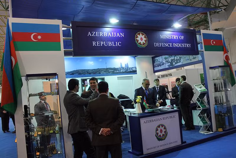 Các quan khách đang tham quan tại một gian hàng của Azerbaijan Các quan khách đang tham quan tại một gian hàng của Azerbaijan