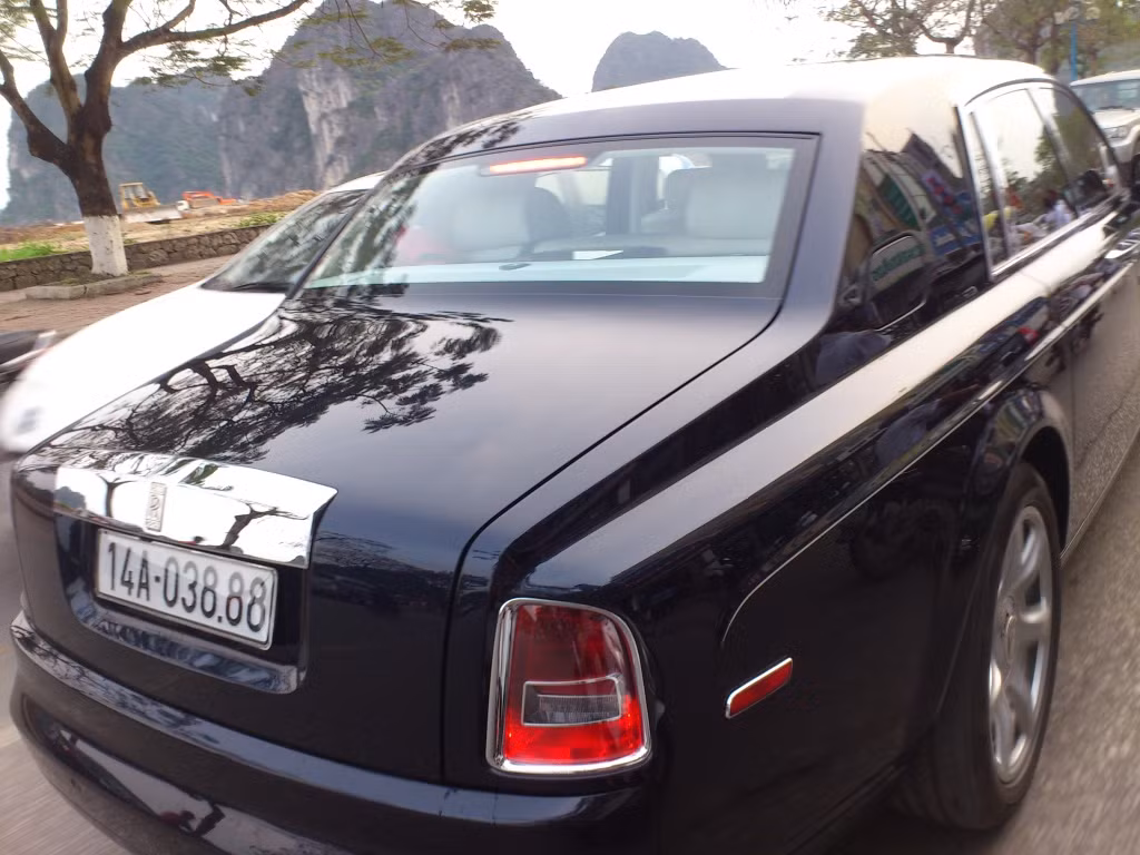 Rolls-Royce Phantom màu xanh cửu long biển kiểm soát 14A-03888 Rolls-Royce Phantom màu xanh cửu long biển kiểm soát 14A-03888
