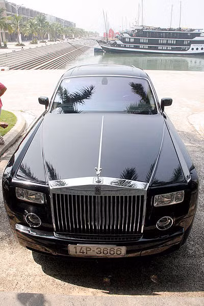 Rolls-Royce Phantom màu đen biển kiểm soát 14P-3666 Rolls-Royce Phantom màu đen biển kiểm soát 14P-3666