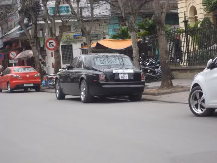 Rolls-Royce Phantom màu đen biển kiểm soát 14P-3666 Rolls-Royce Phantom màu đen biển kiểm soát 14P-3666