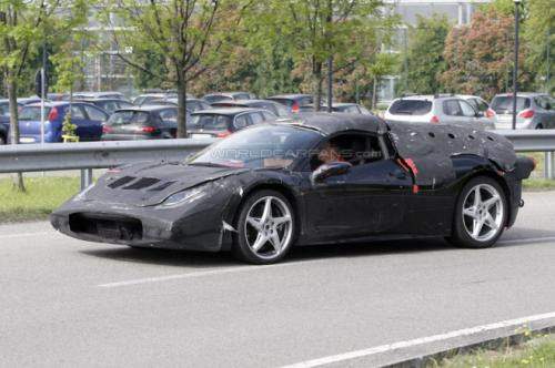 Mẫu xe chưa được đặt tên của Ferrari – được tạm gọi là Enzo Ferrari II với công nghệ HY-KERs và trọng lượng nhẹ hơn nhờ giảm sức nặng của khung xe và hệ thống truyền lực, xe có thể tăng tốc từ 0-200km chỉ trong vòng 3 giây, nhanh hơn những mẫu xe không trang bị hệ thống Hybrid. Mẫu xe chưa được đặt tên của Ferrari – được tạm gọi là Enzo Ferrari II với công nghệ HY-KERs và trọng lượng nhẹ hơn nhờ giảm sức nặng của khung xe và hệ thống truyền lực, xe có thể tăng tốc từ 0-200km chỉ trong vòng 3 giây, nhanh hơn những mẫu xe không trang bị hệ thống Hybrid.