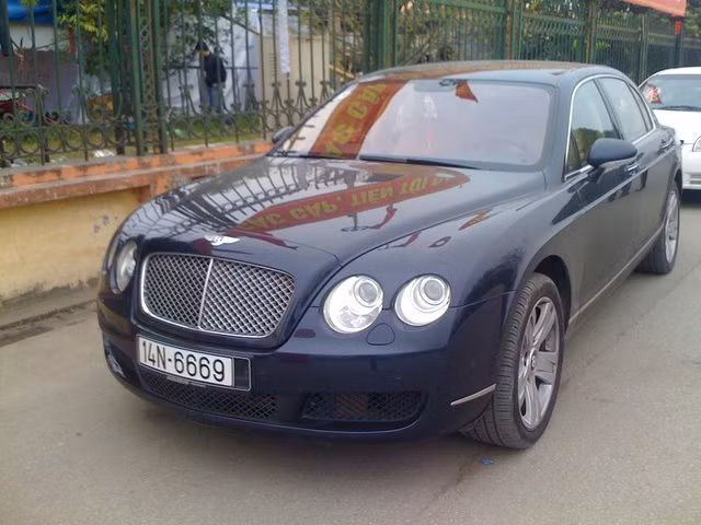 Bentley Flying Spur: 14N-6669 . Bentley Flying Spur: 14N-6669 .