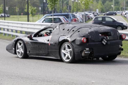 Mẫu xe hậu duệ của Enzo Ferrari được trang bị động cơ của xe đua công thức 1 sử dụng công nghệ HY-KERs, loại công nghệ đã được giới thiệu tại triển lãm ô tô Bắc Kinh. HY-KERs chính là sự phối hợp giữa công nghệ Hybrid và công nghệ phục hồi năng lượng phanh KERs. Nhờ công nghệ này, hậu duệ của Enzo có thể tiết kiệm được 40% nhiên liệu tiêu thụ. Mẫu xe hậu duệ của Enzo Ferrari được trang bị động cơ của xe đua công thức 1 sử dụng công nghệ HY-KERs, loại công nghệ đã được giới thiệu tại triển lãm ô tô Bắc Kinh. HY-KERs chính là sự phối hợp giữa công nghệ Hybrid và công nghệ phục hồi năng lượng phanh KERs. Nhờ công nghệ này, hậu duệ của Enzo có thể tiết kiệm được 40% nhiên liệu tiêu thụ.