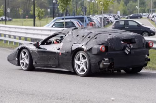 Mẫu xe hậu duệ của Enzo Ferrari được trang bị động cơ của xe đua công thức 1 sử dụng công nghệ HY-KERs, loại công nghệ đã được giới thiệu tại triển lãm ô tô Bắc Kinh. HY-KERs chính là sự phối hợp giữa công nghệ Hybrid và công nghệ phục hồi năng lượng phanh KERs. Nhờ công nghệ này, hậu duệ của Enzo có thể tiết kiệm được 40% nhiên liệu tiêu thụ.