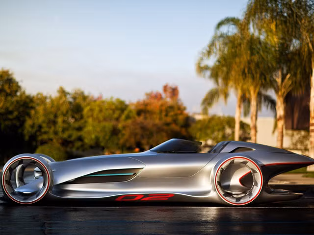 Mercedes Silver Arrow được thiết kế đầy cá tính và an toàn, gầm thấp, các bánh không sử dụng may-ơ cho phép xe có thể lái theo mọi hướng.