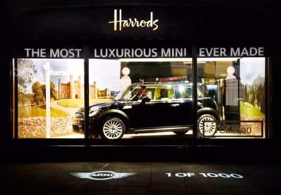 Đây là chiếc Mini được phát triển trên mẫu Mini Cooper S, chiếc xe này đang được trưng bày tại gian hàng sang trọng nổi tiếng Harrods, nước Anh,. Mini Goodwood tự hào là mẫu xe có đầy đủ những tiện nghi giống như Rolls-Royce. Đây là chiếc Mini được phát triển trên mẫu Mini Cooper S, chiếc xe này đang được trưng bày tại gian hàng sang trọng nổi tiếng Harrods, nước Anh,. Mini Goodwood tự hào là mẫu xe có đầy đủ những tiện nghi giống như Rolls-Royce.