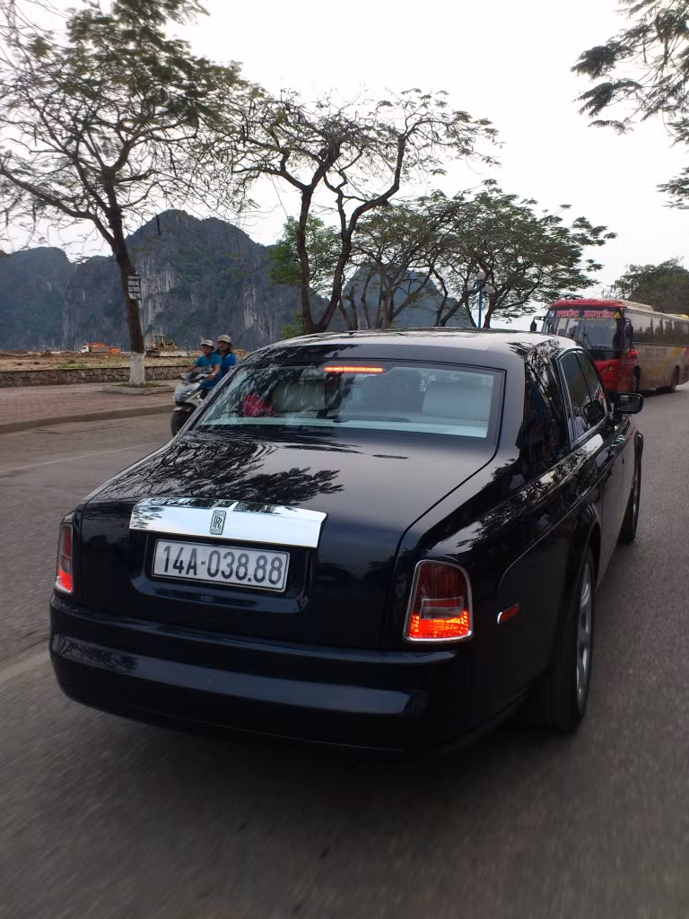 Rolls-Royce Phantom màu xanh cửu long biển kiểm soát 14A-03888 Rolls-Royce Phantom màu xanh cửu long biển kiểm soát 14A-03888