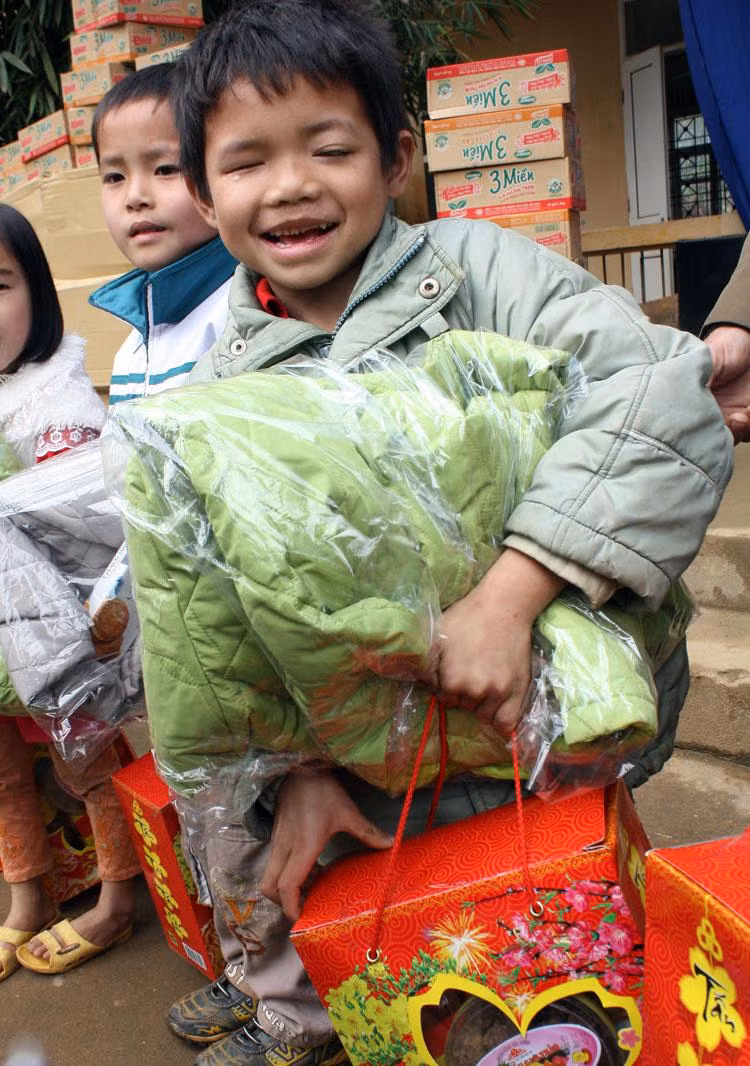 Vui sướng khi được nhận quà, bàn tay em như đứa trẻ tò mò tìm hiểu các món quà còn miệng em luôn hỏi “bố ơi, cái gì đây?”. Khi được thành viên trong đoàn nói cho biết trong này có ô mai thì em trả lời rất hồn nhiên “Con chưa được ăn ô mai bao giờ”. Vui sướng khi được nhận quà, bàn tay em như đứa trẻ tò mò tìm hiểu các món quà còn miệng em luôn hỏi “bố ơi, cái gì đây?”. Khi được thành viên trong đoàn nói cho biết trong này có ô mai thì em trả lời rất hồn nhiên “Con chưa được ăn ô mai bao giờ”.