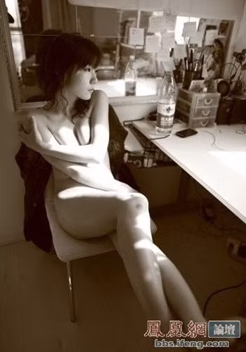 Mới đây, cô gái sinh năm 1991 vừa cho ra mắt bộ ảnh nude với thông điệp “tìm kiếm mối quan hệ giữa bản thân với trường học và xã hội”. Đây là minh chứng cho lòng đam mê nghề người mẫu nude dễ bị thị phi và soi xét của cô gái trẻ.