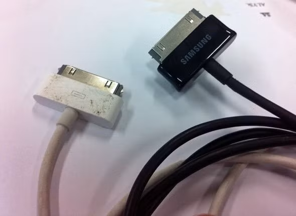 Giống nhau kì lạ với cáp sạc của Apple. Giống nhau kì lạ với cáp sạc của Apple.