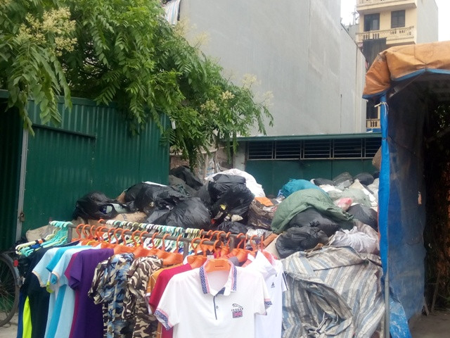 Rác thải tập kết không đúng vị trí, gây ô nhiễm cho người dân sông xung quanh khu vực vẫn chưa được lãnh đạo phường Trung Văn xử lý Rác thải tập kết không đúng vị trí, gây ô nhiễm cho người dân sông xung quanh khu vực vẫn chưa được lãnh đạo phường Trung Văn xử lý