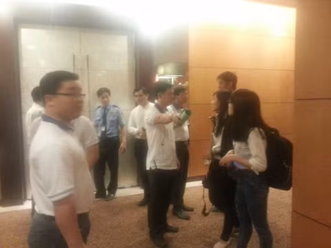 Đại diện BTC trường Hoa Sen đã đề nghị nhiều phóng viên ra khỏi khu vực tổ chức đại hội (ảnh: T.Q)