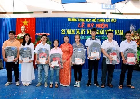 Cô Tô Hạ Uyên - Hiệu trưởng trường THPT Gò Vấp trong 1 lần trao thưởng cho học sinh của trường. Ảnh Nhà trường cung cấp