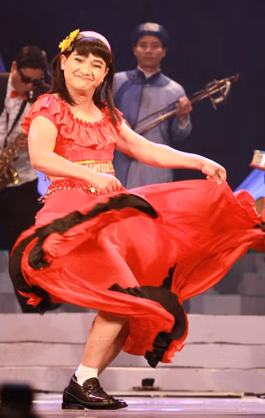 Anh Vũ cũng tham gia phần trình diễn này, múa may quay cuồng....