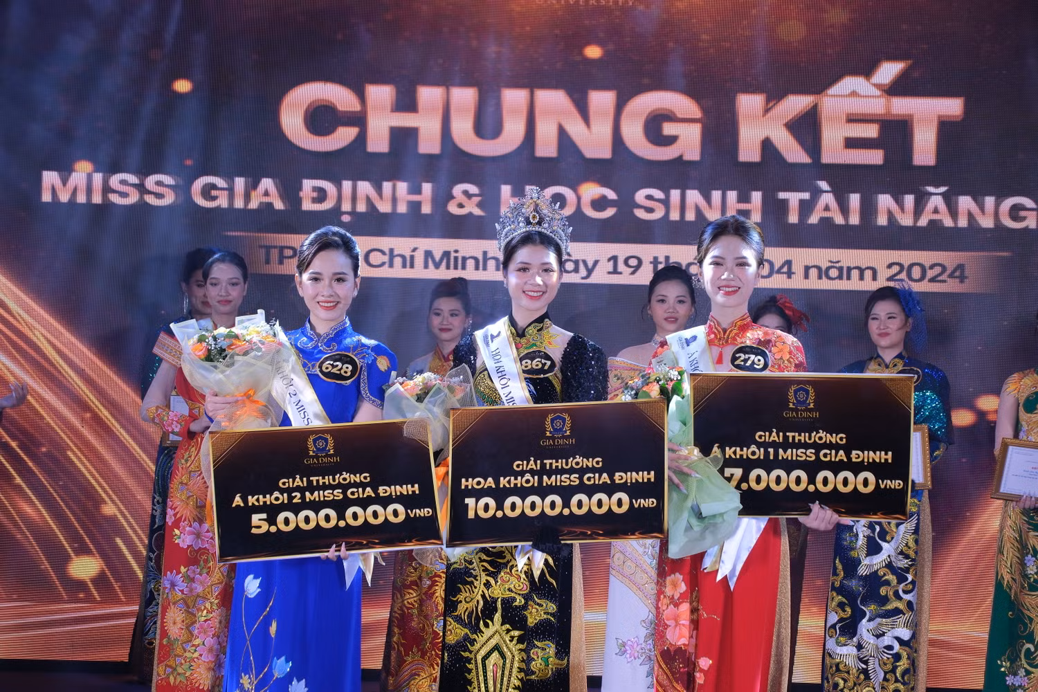 Hoa khôi Nguyễn Thị Hằng (giữa), Á khôi 1 Hà Gia Nghi (phải), Á khôi 2 Trần Ngọc Anh (trái). .JPG