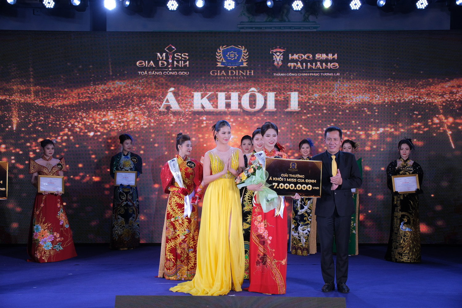 ThS.LS Trịnh Hữu Chung – Phó Hiệu trưởng Trường Đại học Gia Định và Á hậu Thanh Hoài trao giải cho Á khôi 1 Hà Gia Nghi.JPG