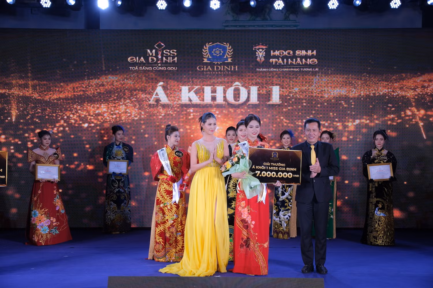 ThS.LS Trịnh Hữu Chung – Phó Hiệu trưởng Trường Đại học Gia Định và Á hậu Thanh Hoài trao giải cho Á khôi 1 Hà Gia Nghi.JPG
