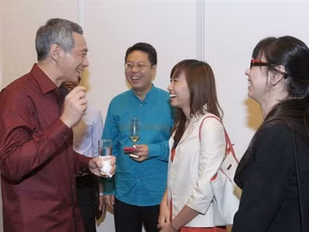 Mai (áo trắng) trò chuyện với Thủ tướng Lý Hiển Long - Ảnh: nhân vật cung cấp. Mai (áo trắng) trò chuyện với Thủ tướng Lý Hiển Long - Ảnh: nhân vật cung cấp.