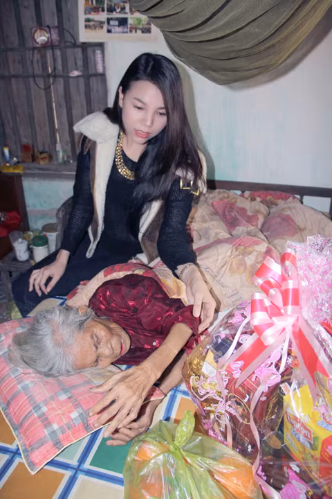 Trà Ngọc Hằng cho biết, cũng chừng giờ này năm vừa rồi từng có một buổi "thọ giáo" nghệ nhân Hà Thị Cầu tại nhà riêng của bà. Khi đó, nghệ nhân Hà Thị Cầu vẫn còn mạnh khỏe. Bà còn mặc một chiếc áo bông thêu hoa đào do và kéo nhị hát hàng tiếng đồng hồ cho Hằng nghe. Trà Ngọc Hằng cho biết, cũng chừng giờ này năm vừa rồi từng có một buổi "thọ giáo" nghệ nhân Hà Thị Cầu tại nhà riêng của bà. Khi đó, nghệ nhân Hà Thị Cầu vẫn còn mạnh khỏe. Bà còn mặc một chiếc áo bông thêu hoa đào do và kéo nhị hát hàng tiếng đồng hồ cho Hằng nghe.