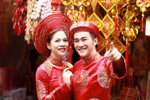 Sắc đỏ rực rỡ như một lời chúc may mắn của Minh Quân - Mỹ Dung dành cho bạn đọc.