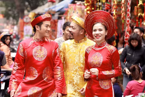 Diện trang phục áo dài đỏ -vàng lộng lẫy của NTK Đức Hùng, bộ 3 trở thành tâm điểm chú ý nơi xuất hiện.