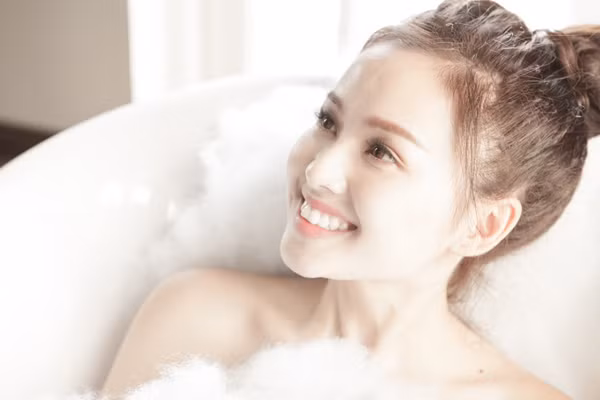Nữ ca sĩ rạng ngời, xinh tươi khoe vai trần. Nữ ca sĩ rạng ngời, xinh tươi khoe vai trần.