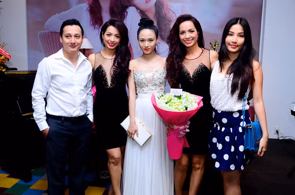 Dù chưa một lần nói về người yêu nhưng Diễm My từng đăng tải hình ảnh thân mật và món quà tình yêu trên Facebook cá nhân.