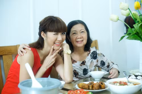 Đây là những hình ảnh ghi hình của Ngọc Quyên và mẹ trong chương trình Thời trang & Nhân vật phát sóng trong dịp Tết. Ngọc Quyên cho biết, Tết này nếu không có gì thay đổi thì cô sẽ đưa mẹ đi xem pháo hoa và đường hoa xuân Nguyễn Huệ. Đây là những hình ảnh ghi hình của Ngọc Quyên và mẹ trong chương trình Thời trang & Nhân vật phát sóng trong dịp Tết. Ngọc Quyên cho biết, Tết này nếu không có gì thay đổi thì cô sẽ đưa mẹ đi xem pháo hoa và đường hoa xuân Nguyễn Huệ.