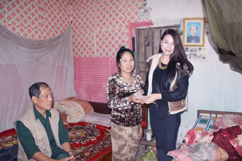 Trà Ngọc Hằng gửi tặng một chút tấm lòng để gia đình chăm lo cho cụ Cầu được tốt hơn. Trà Ngọc Hằng gửi tặng một chút tấm lòng để gia đình chăm lo cho cụ Cầu được tốt hơn.