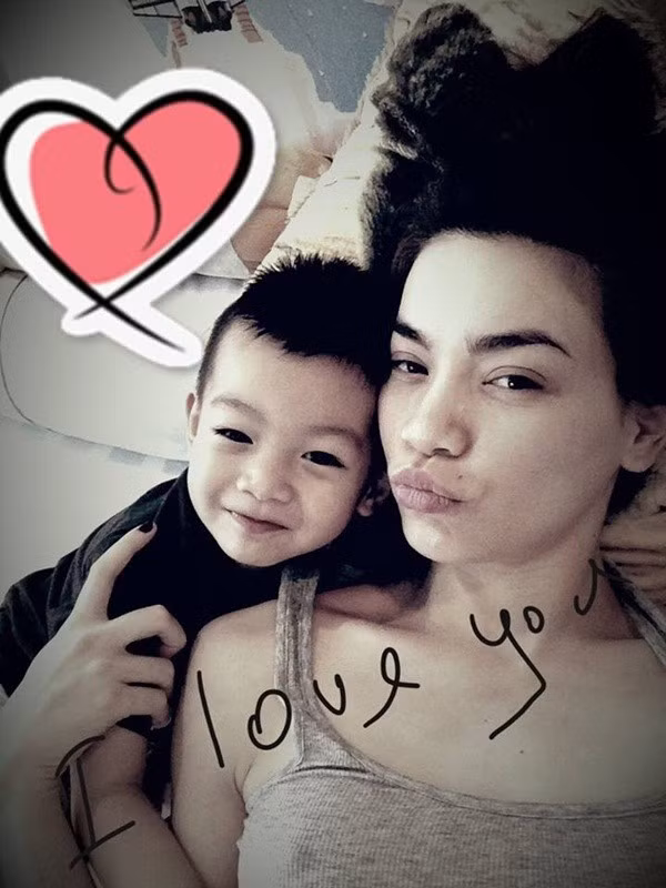 Hồ Ngọc Hà và con trai.
