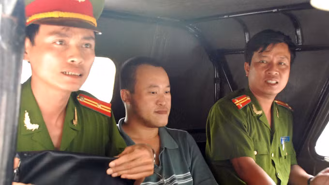Nguyễn Hoàng Hà khi bị lực lượng công an bắt - Ảnh: Đăng Nam Nguyễn Hoàng Hà khi bị lực lượng công an bắt - Ảnh: Đăng Nam