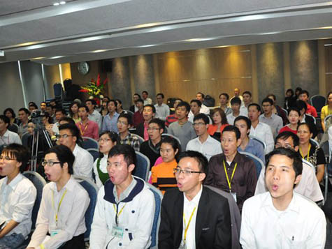 Theo diễn giả Nguyễn Duy Cương: “Không phải ai sinh ra cũng may mắn được sở hữu chất giọng hay. Hầu hết những người thuyết trình giỏi đều phải trải qua khổ luyện...". Theo diễn giả Nguyễn Duy Cương: “Không phải ai sinh ra cũng may mắn được sở hữu chất giọng hay. Hầu hết những người thuyết trình giỏi đều phải trải qua khổ luyện...".