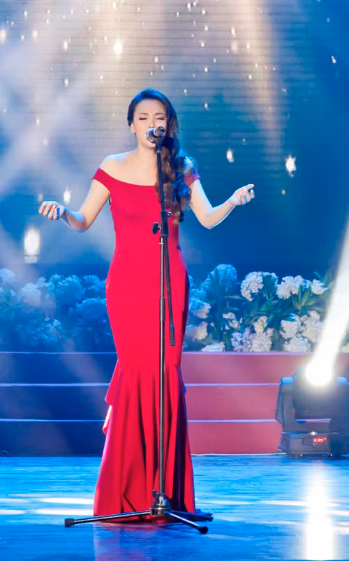 Nữ ca sĩ khiến khán giả không ngừng vỗ tay, hò reo vì những màn trình diễn xuất sắc. Nữ ca sĩ khiến khán giả không ngừng vỗ tay, hò reo vì những màn trình diễn xuất sắc.