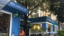 Một mặt tiền dài của Trường Cao đẳng điện tử - điện lạnh Hà Nội được cho thuê khiến việc học tập của sinh viên bị ảnh hưởng bởi những âm thanh từ loa đài, tiếng cười đùa từ các quán hàng phát ra. Ảnh: Vũ Phương. Một mặt tiền dài của Trường Cao đẳng điện tử - điện lạnh Hà Nội được cho thuê khiến việc học tập của sinh viên bị ảnh hưởng bởi những âm thanh từ loa đài, tiếng cười đùa từ các quán hàng phát ra. Ảnh: Vũ Phương.