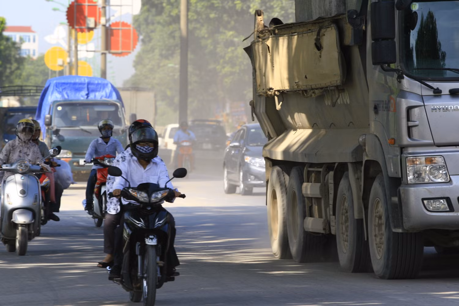 Sống chung với cảnh bụi bẩn trên đường Phạm Văn Đồng, ai đi qua đây không đeo khẩu trang có lẽ không chịu nổi
