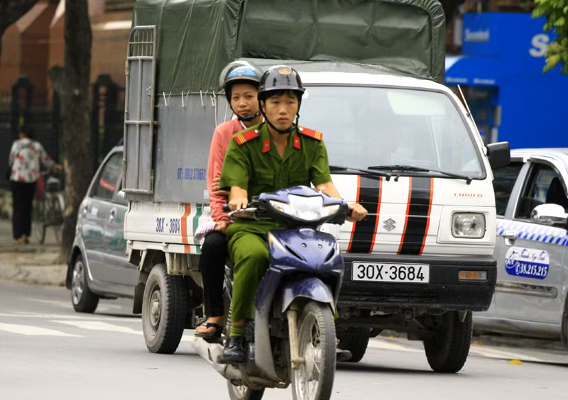 Theo quy định xử phạt, người đi xe không còi, gương chiếu hậu sẽ bị phạt từ 300-500 nghìn đồng nhưng liệu ai sẽ xử các chiến sĩ Công An này?