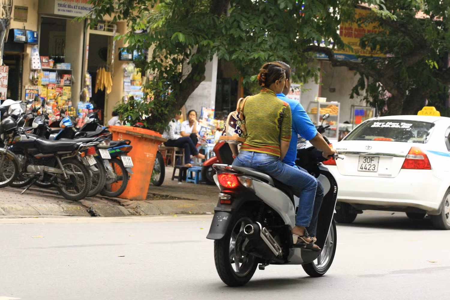 Đường ta, ta cứ đ, cần gì mũ cần gì biển số !