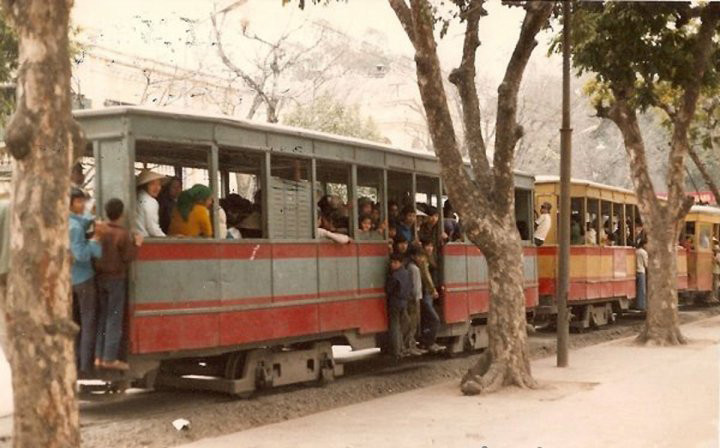 Người đi xe điện đủ mọi thành phần nhưng cơ bản vẫn là dân nghèo và không có cảnh chen lấn, xô đẩy như đi xe bus ngày nay.