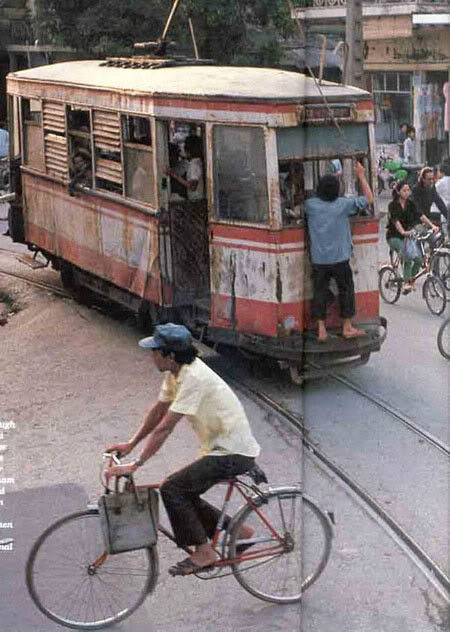 Ngày nay, những hình ảnh này đã không còn giữa chốn Hà Thành ngày càng đông đúc, ngột ngạt với khói bụi và ách tắc.