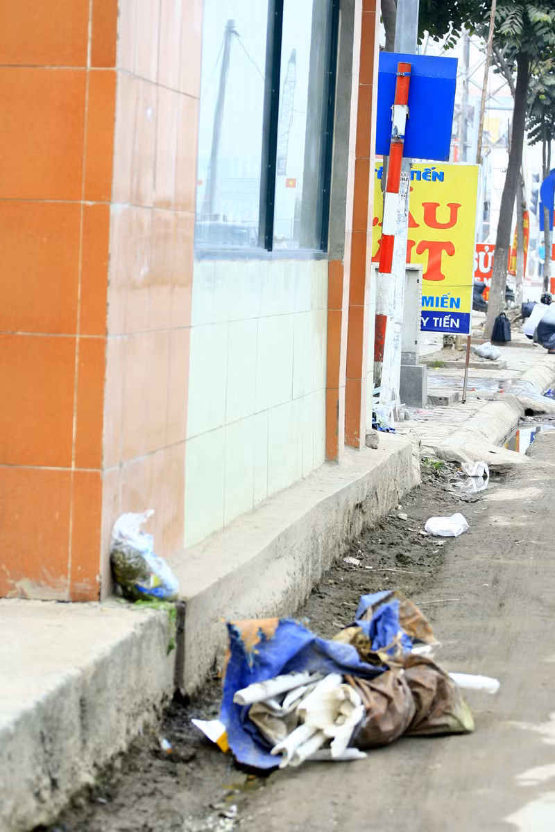 Hầm đi bộ thành nơi tập kết rác của một số hộ dân xung quanh Hầm đi bộ thành nơi tập kết rác của một số hộ dân xung quanh